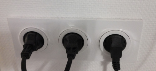 3 prises électriques